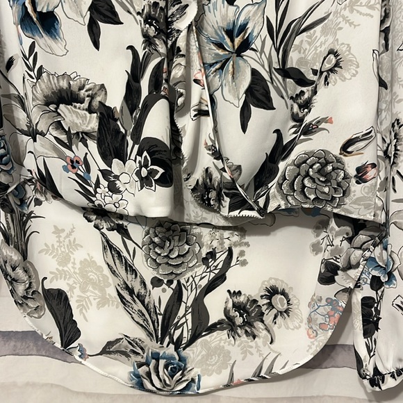 Gorgeous WHBM blouse, Price drop! EUC! $30 - Picture 5 of 10